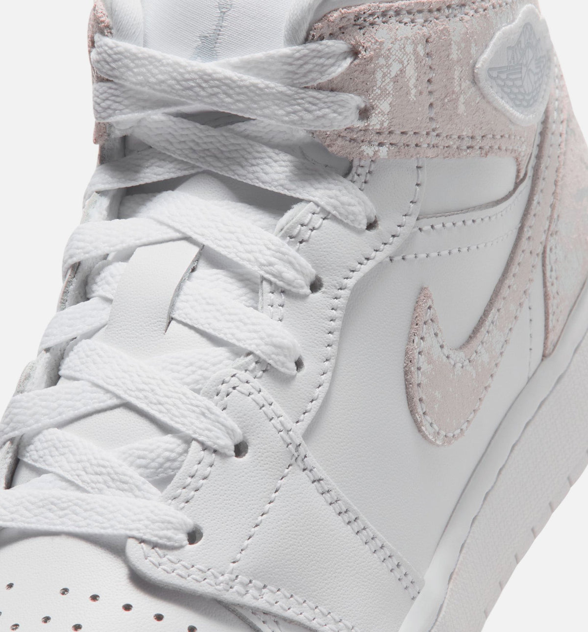 Air Jordan 1 Mid SE – Grade School Lifestyle Sneaker (White / Field Silver)