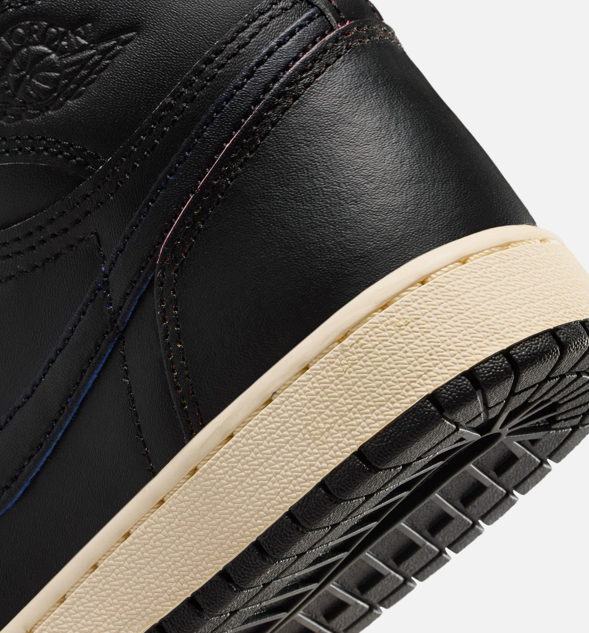 Air Jordan 1 Retro High OG – Grade School Lifestyle Sneaker (Black / Muslin)